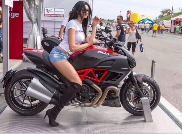 Ducati Diavel Carbon Price USA Specs Top Speed Features & Images